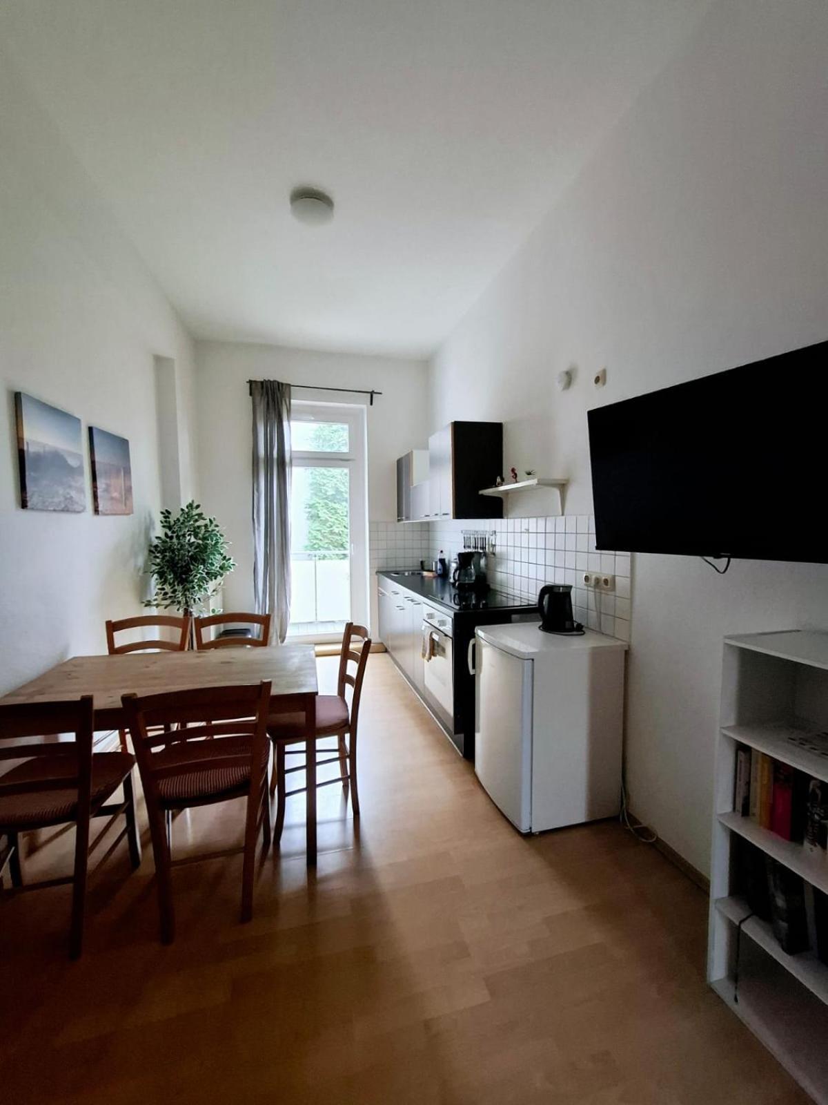 Altbauwohnung Direkt An Der Karli Mit Balkon - Netflix Inklusive Leipzig Exterior photo